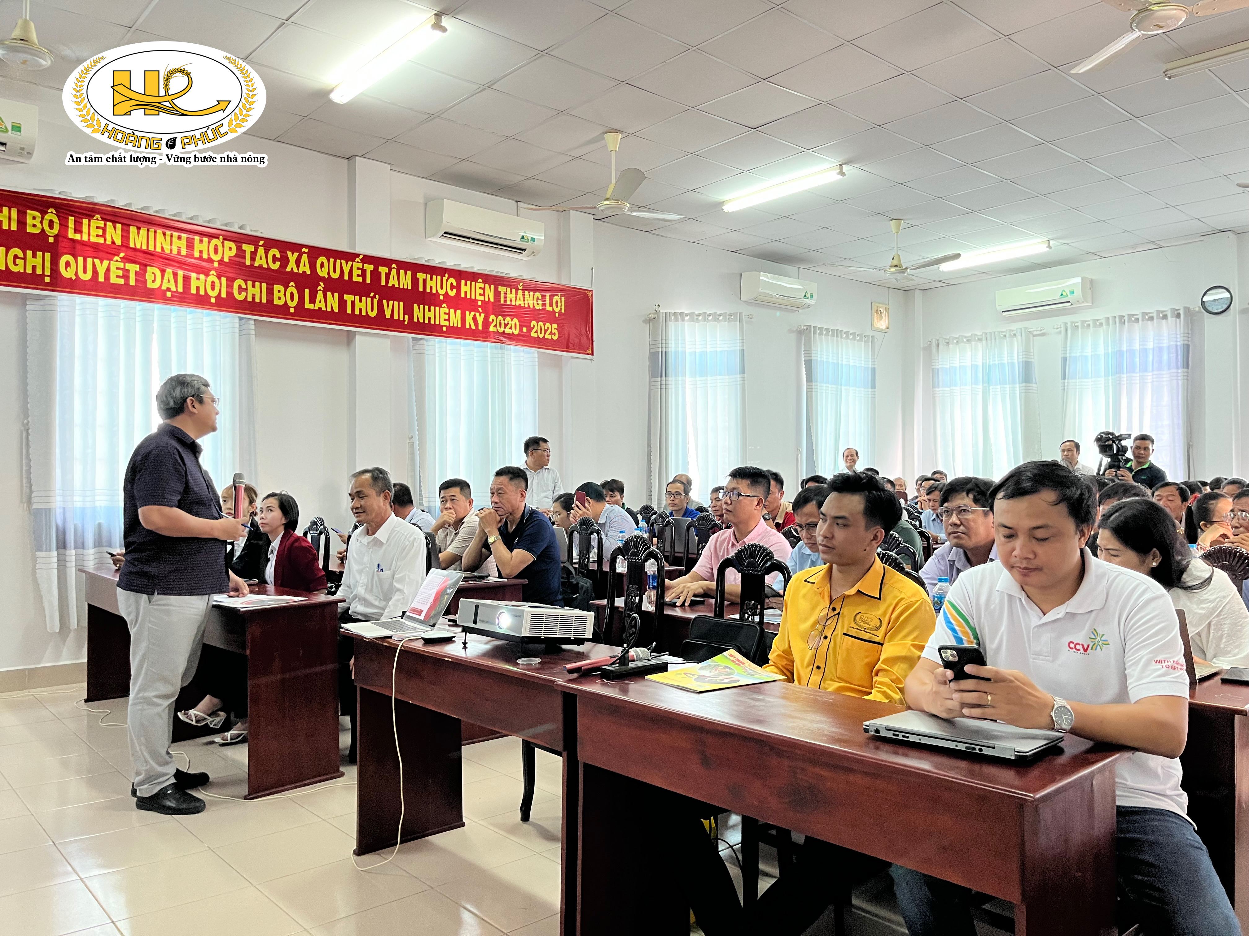 Thầy Trần Minh Hải phát biểu trong Hội nghị tập huấn